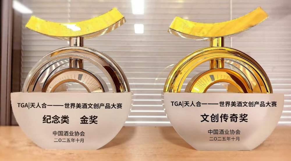 澳门新莆京游戏app大厅金蛇献瑞生肖酒、梦之蓝幸福美满礼盒.jpg